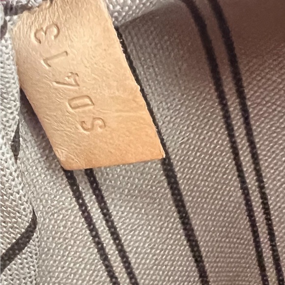 Authentic Louis Vuitton Neverfull MM. - Picture 11 of 14